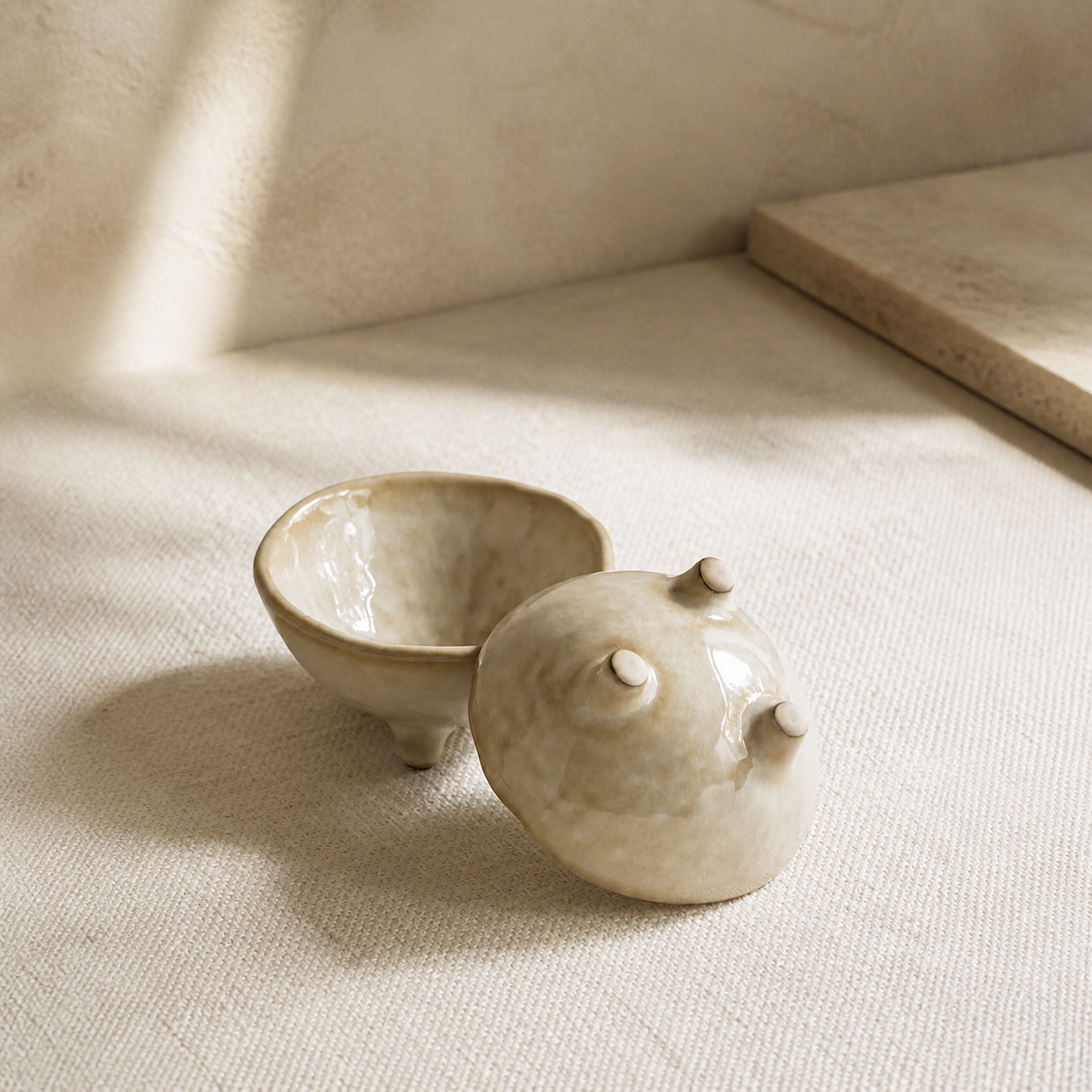 Japanese Ceramic Condiment Bowl – Three Leg Sauce Dish, Rustic Small Dipping Bowl for Soy Sauce, Spices & Appetizers