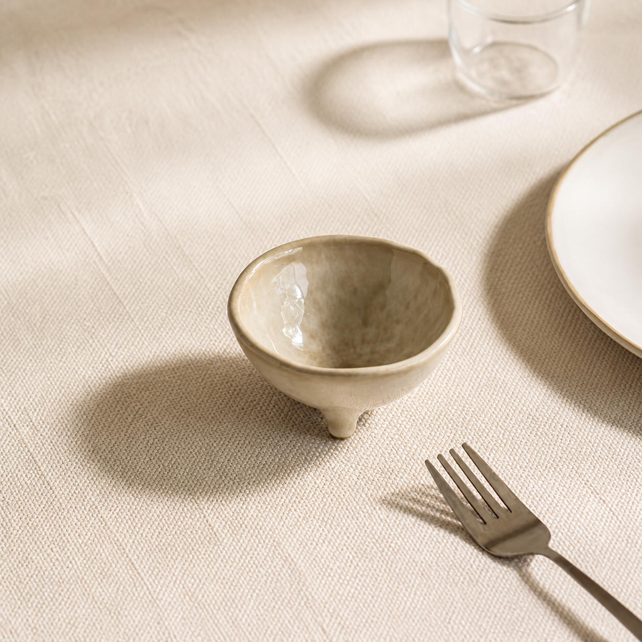 Japanese Ceramic Condiment Bowl – Three Leg Sauce Dish, Rustic Small Dipping Bowl for Soy Sauce, Spices & Appetizers