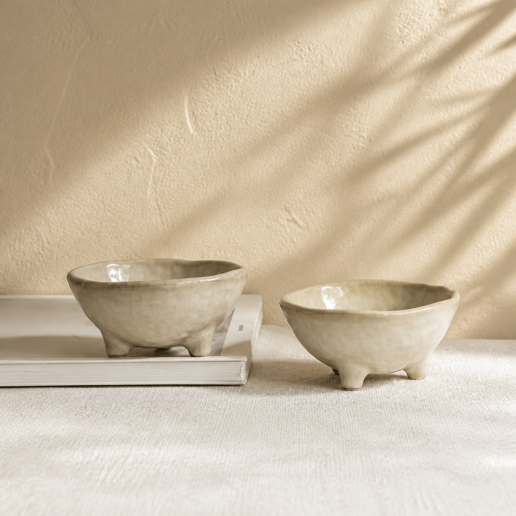 Japanese Ceramic Condiment Bowl – Three Leg Sauce Dish, Rustic Small Dipping Bowl for Soy Sauce, Spices & Appetizers