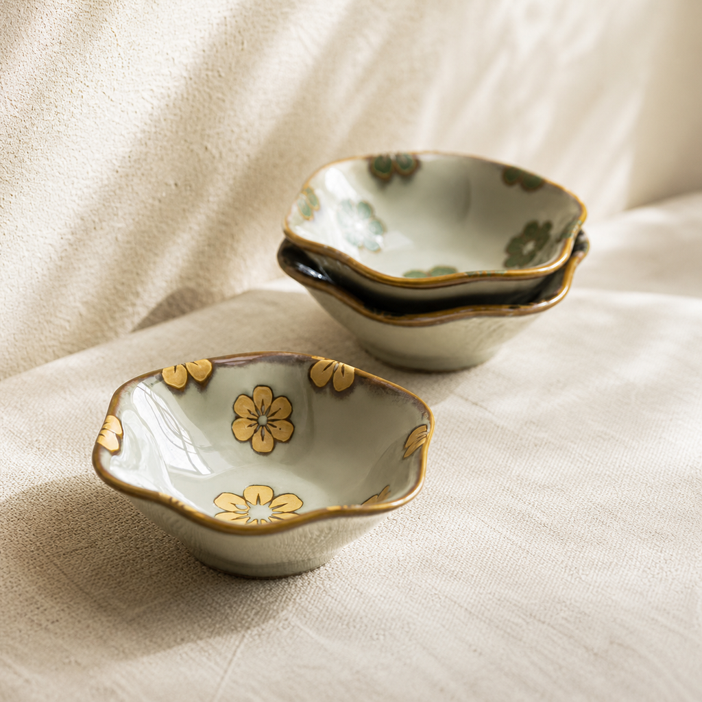Japanese Floral Ceramic Dipping Dish – 4.3 Inch Small Sauce Bowl, Vintage Flower Condiment Plate for Soy Sauce & Appetizers