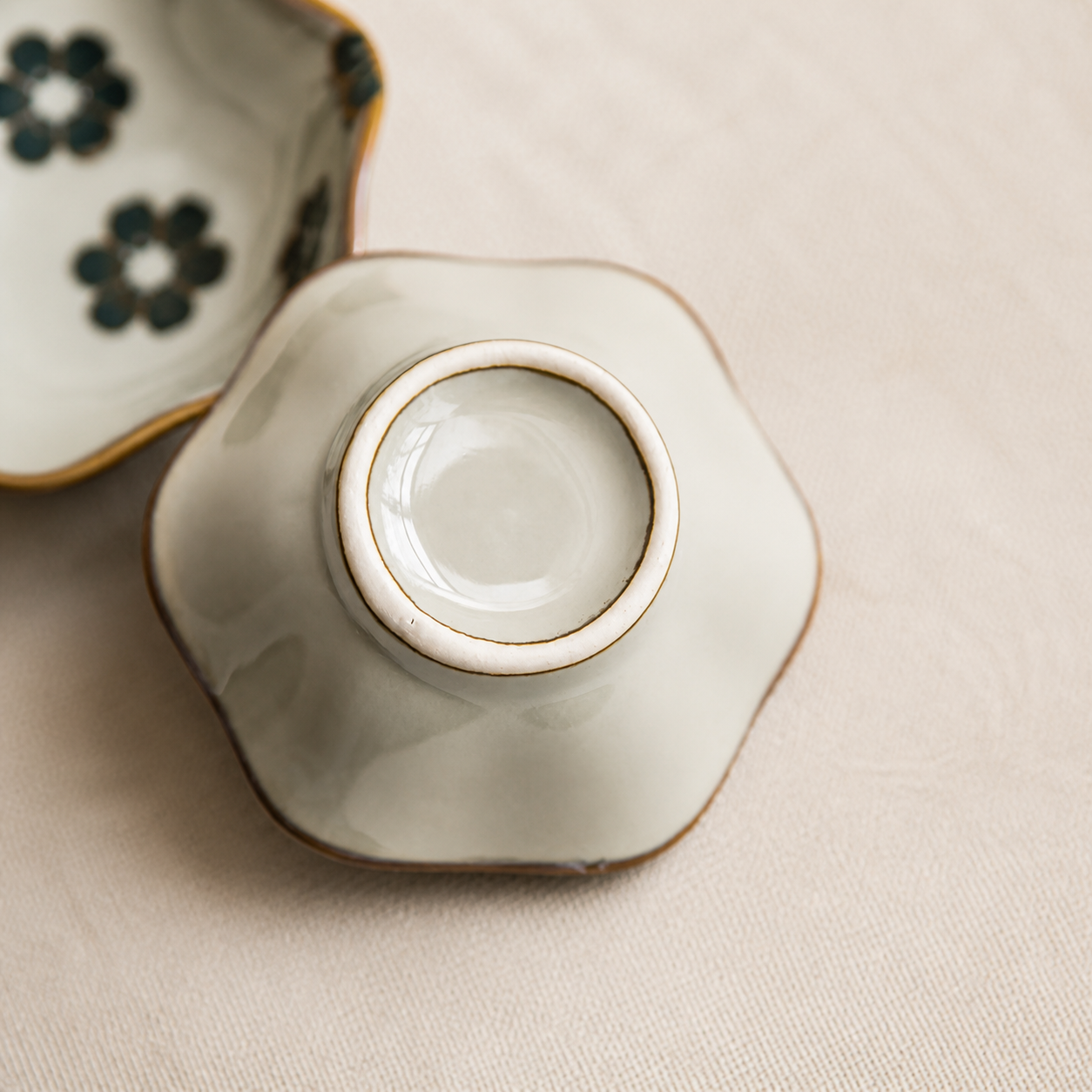 Japanese Floral Ceramic Dipping Dish – 4.3 Inch Small Sauce Bowl, Vintage Flower Condiment Plate for Soy Sauce & Appetizers